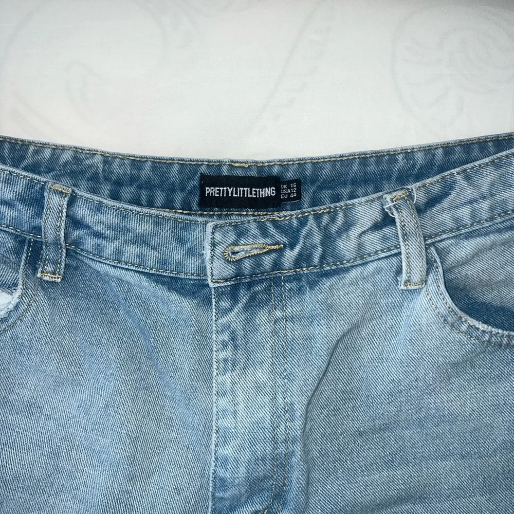 PrettyLittleThing Ripped Blue Jean Shorts - Picture 4 of 4